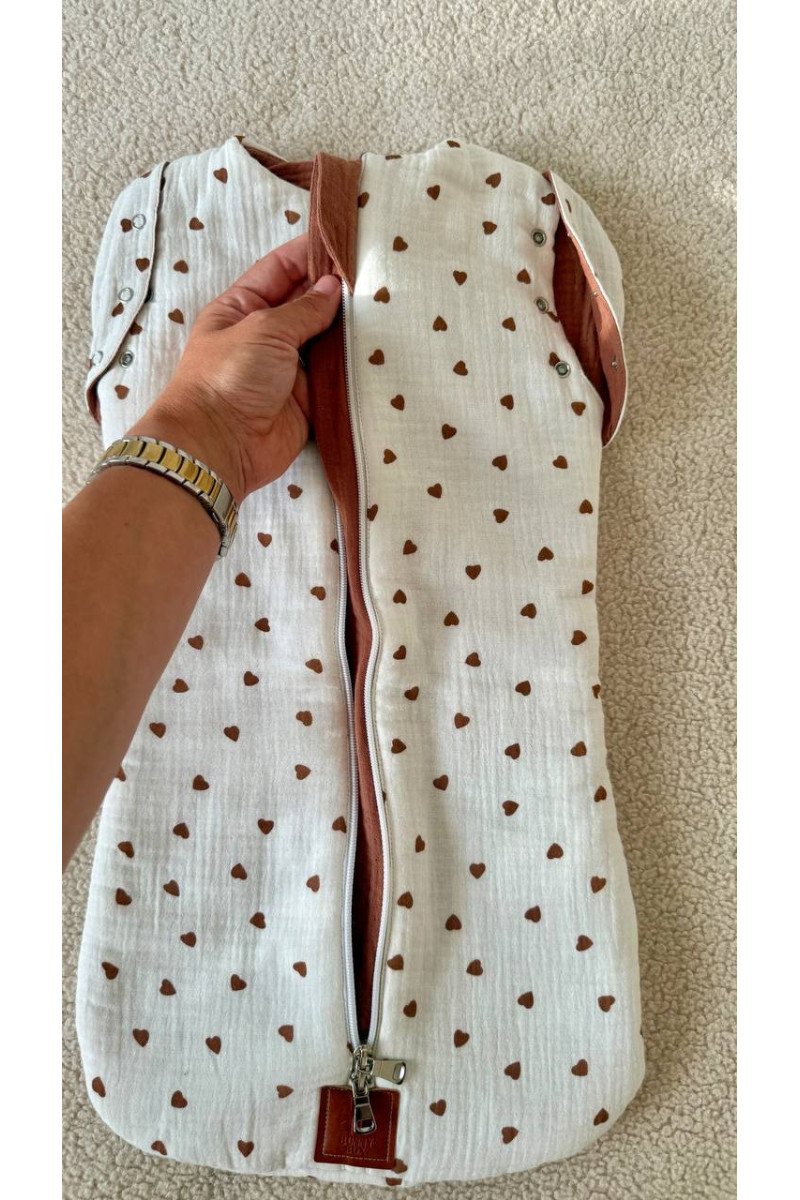 Gigoteuse bébé TOG 1.0 en double gaze de coton  imprimé cœur en crème– Fait main