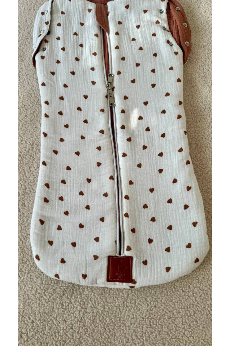 Gigoteuse bébé TOG 1.0 en double gaze de coton  imprimé cœur en crème– Fait main