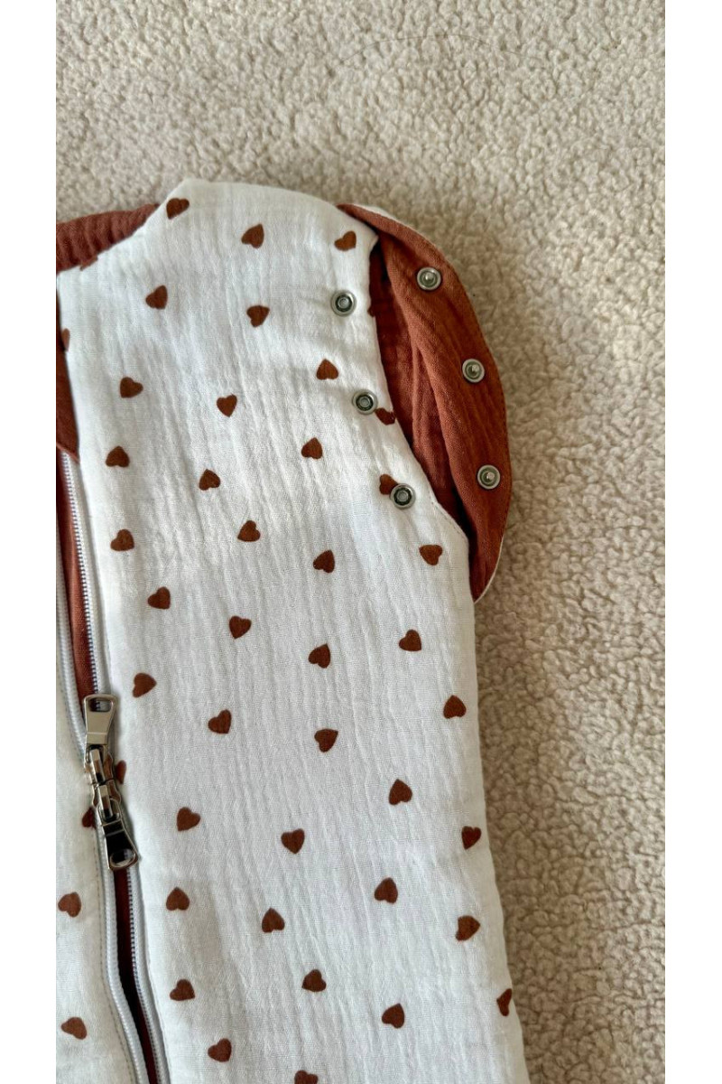 Gigoteuse bébé TOG 1.0 en double gaze de coton  imprimé cœur en crème– Fait main