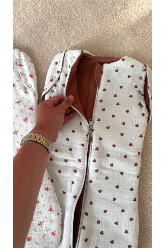 Gigoteuse bébé TOG 1.0 en double gaze de coton  imprimé cœur en crème– Fait main
