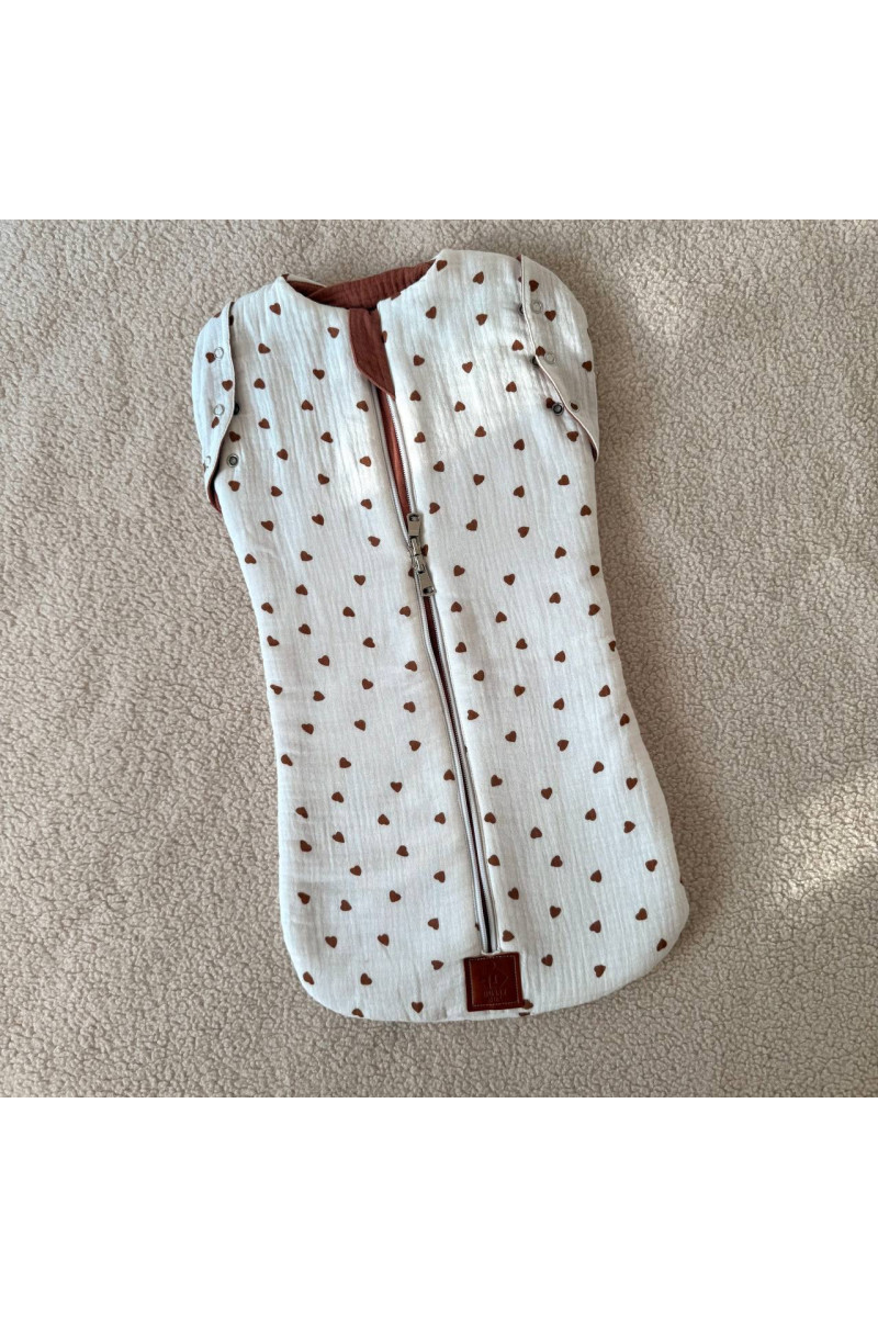 Gigoteuse bébé TOG 1.0 en double gaze de coton  imprimé cœur en crème– Fait main