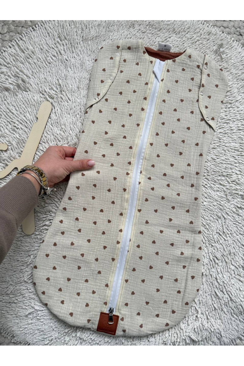 Gigoteuse emmaillotage bébé TOG 1.0 en double gaze de coton  imprimé cœur en crème– Fait main
