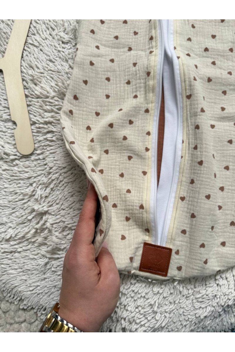 Gigoteuse emmaillotage bébé TOG 1.0 en double gaze de coton  imprimé cœur en crème– Fait main