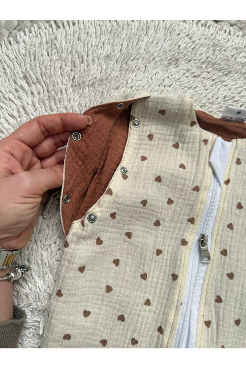 Gigoteuse emmaillotage bébé TOG 1.0 en double gaze de coton  imprimé cœur en crème– Fait main