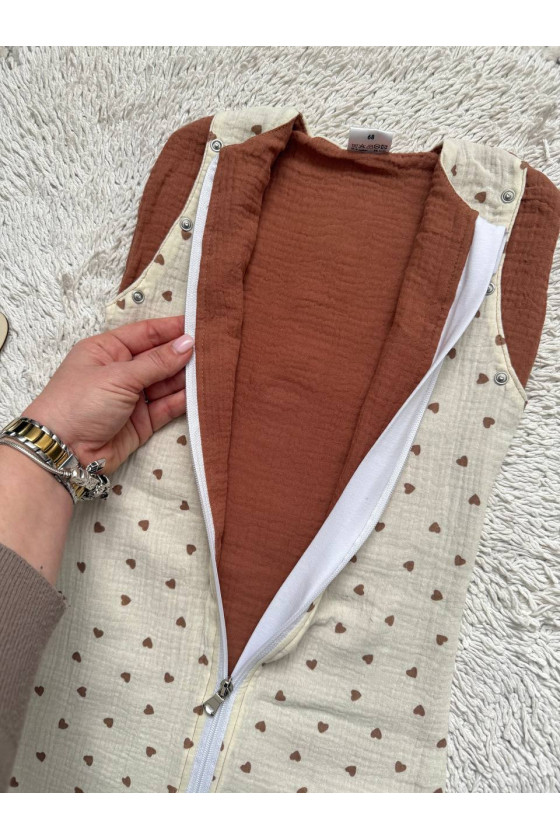 Gigoteuse emmaillotage bébé TOG 1.0 en double gaze de coton  imprimé cœur en crème– Fait main