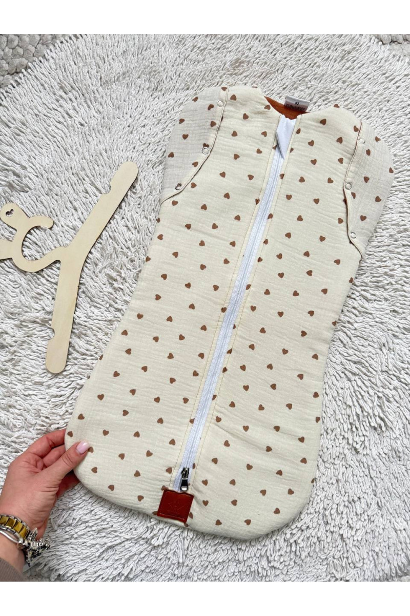 Gigoteuse emmaillotage bébé TOG 2  en double gaze de coton  imprimé cœur en créme – Fait main