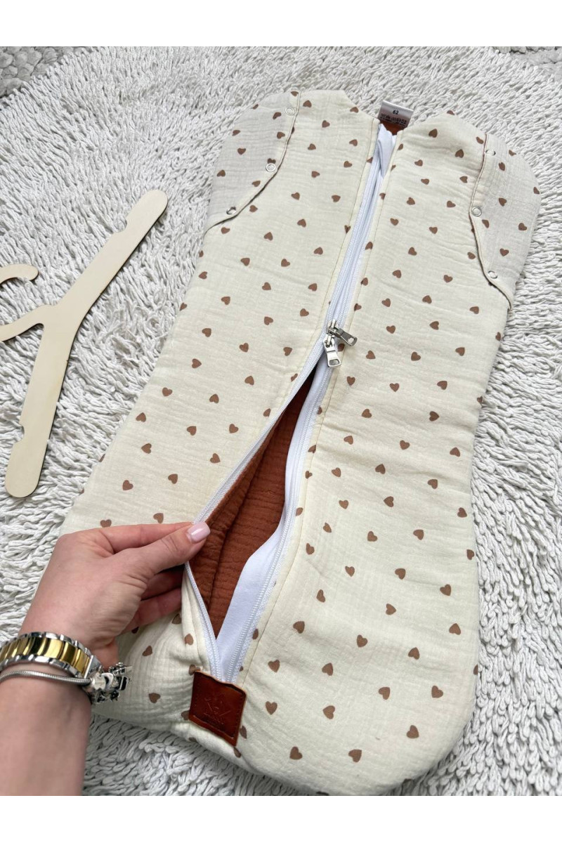 Gigoteuse emmaillotage bébé TOG 2  en double gaze de coton  imprimé cœur en créme – Fait main