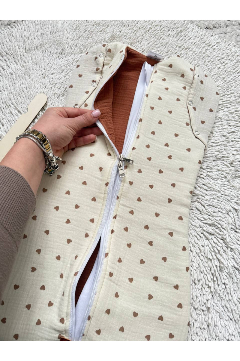 Gigoteuse emmaillotage bébé TOG 2  en double gaze de coton  imprimé cœur en créme – Fait main