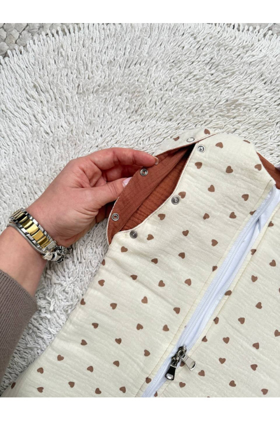 Gigoteuse emmaillotage bébé TOG 2  en double gaze de coton  imprimé cœur en créme – Fait main
