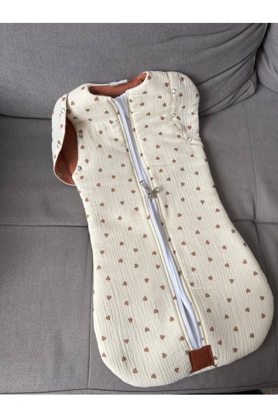 Gigoteuse emmaillotage bébé TOG 2  en double gaze de coton  imprimé cœur en créme – Fait main