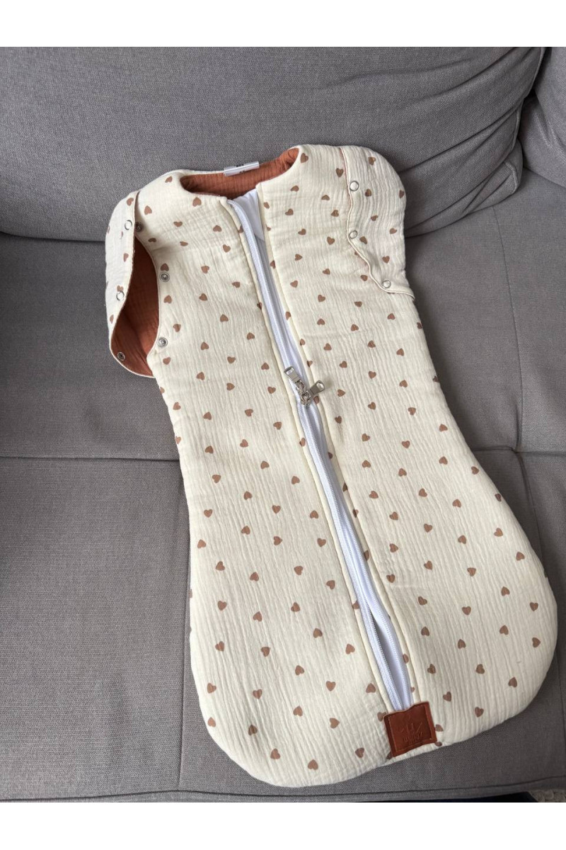 Gigoteuse emmaillotage bébé TOG 2  en double gaze de coton  imprimé cœur en créme – Fait main