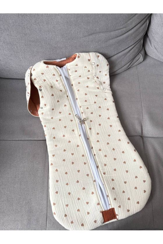Gigoteuse emmaillotage bébé TOG 2  en double gaze de coton  imprimé cœur en créme – Fait main