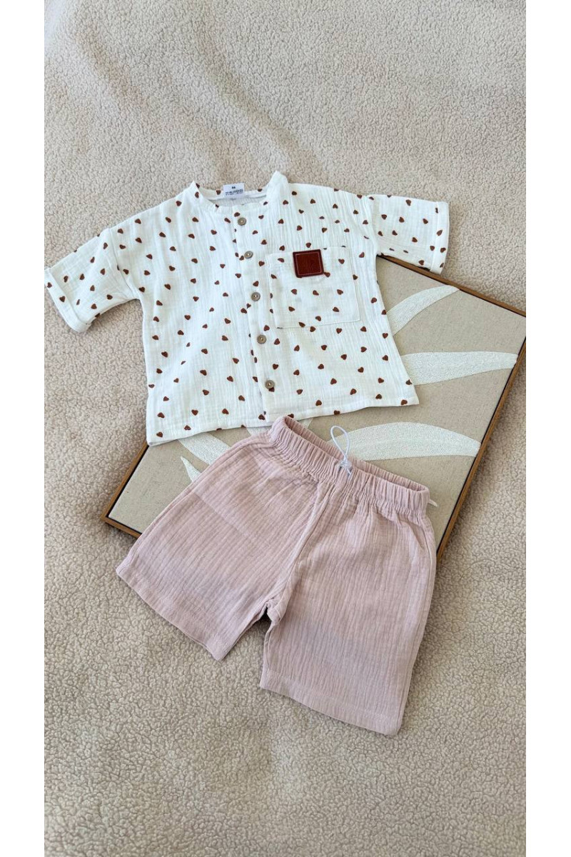 Chemise et short en mousseline (gaze de coton) pour bébé avec imprimé de cœurs Chemise et short en mousseline (gaze de coton) pour bébé avec imprimé de cœurs